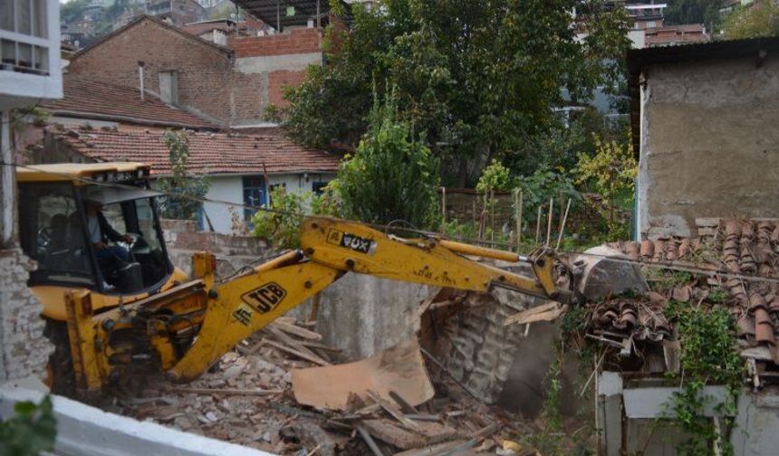 Bursa Osmangazi'de metruk binalar tek tek yıkılıyor